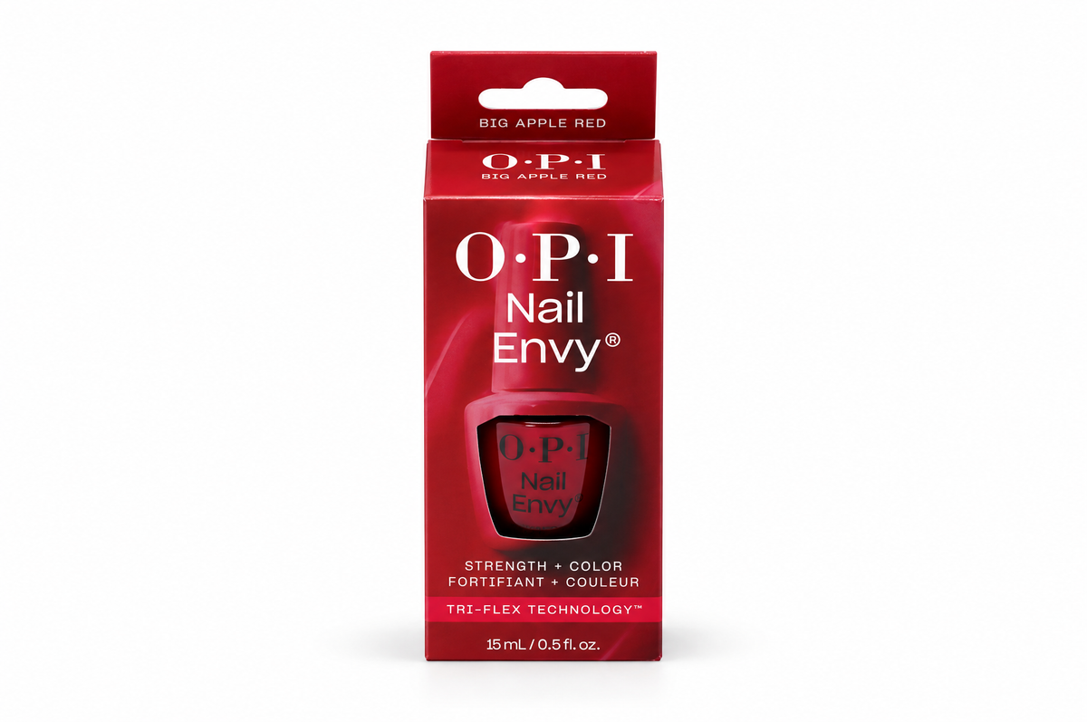 Le Brasil Nagelversterker Nail Envy Big Apple Red van O.P.I met heldere roodkleurige nagellak op nagels